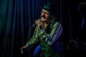 IL CANTAUTORE SPAGNOLO TONINO CAROTONE CON L’OMAGGIO A FRED BUSCAGLIONE 